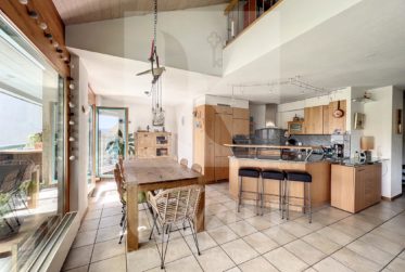 EXCLUSIVITÉ - Charmant duplex familial de 5 pièces au dernier étage d'un petit immeuble