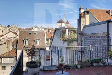 VENDU - Atypique et rare 5 pièces sur les toits de la Vieille-Ville