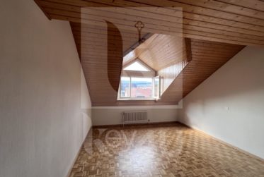 LOUÉ - Ravissant 2.5 pièces avec mezzanine au dernier étage