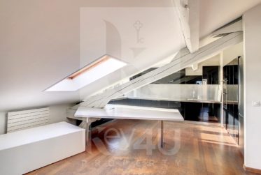 VENDU - Atypique et charmant appartement de 6 pièces sous les toits