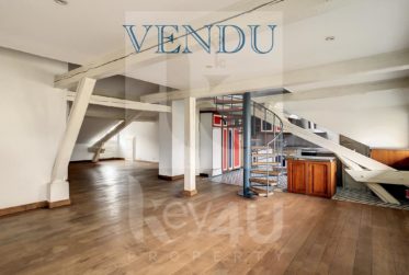 VENDU - Atypique et charmant appartement de 6 pièces sous les toits