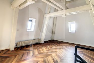 VENDU - Atypique et charmant appartement de 6 pièces sous les toits