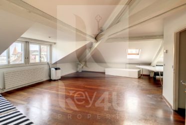 VENDU - Atypique et charmant appartement de 6 pièces sous les toits