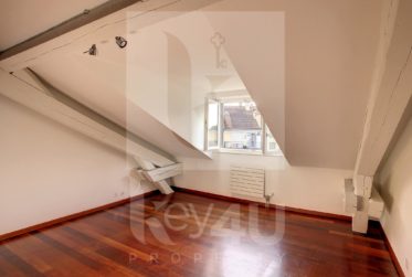 VENDU - Atypique et charmant appartement de 6 pièces sous les toits