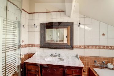 VENDU - Atypique et charmant appartement de 6 pièces sous les toits