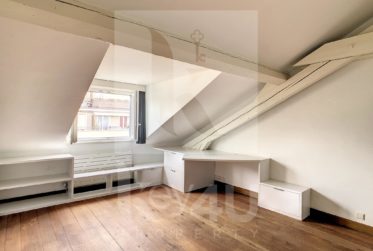 VENDU - Atypique et charmant appartement de 6 pièces sous les toits