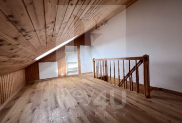 LOUÉ - Ravissant 2.5 pièces avec mezzanine au dernier étage