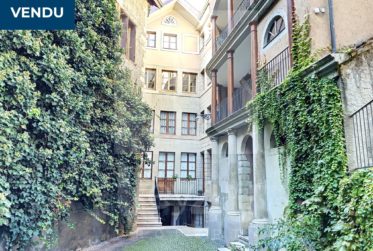 VENDU - Atypique et rare 5 pièces sur les toits de la Vieille-Ville