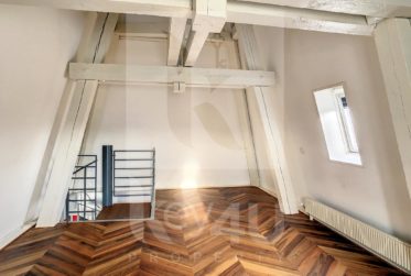 VENDU - Atypique et charmant appartement de 6 pièces sous les toits