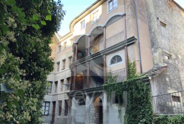 VENDU - Atypique et rare 5 pièces sur les toits de la Vieille-Ville